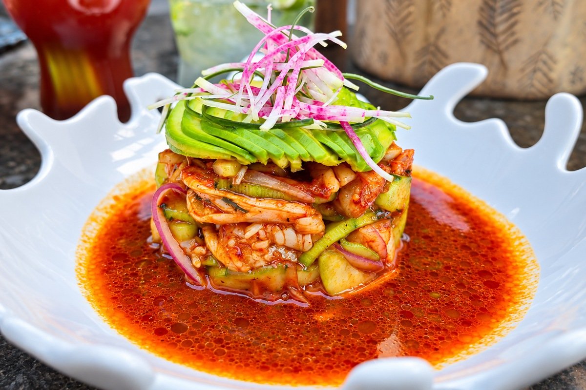 Plato con salsa roja y vegetales